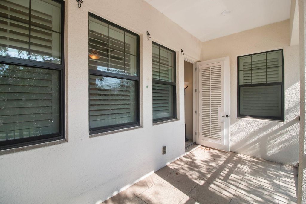 Image 20 of property listing at 4884 YACHT CLUB DRIVE, Tampa, FL 33616