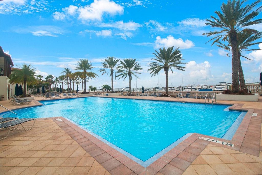 Image 3 of property listing at 4884 YACHT CLUB DRIVE, Tampa, FL 33616