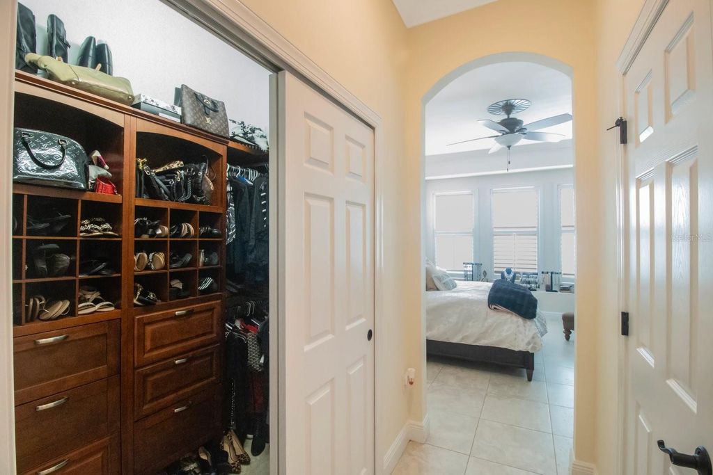 Image 23 of property listing at 4884 YACHT CLUB DRIVE, Tampa, FL 33616