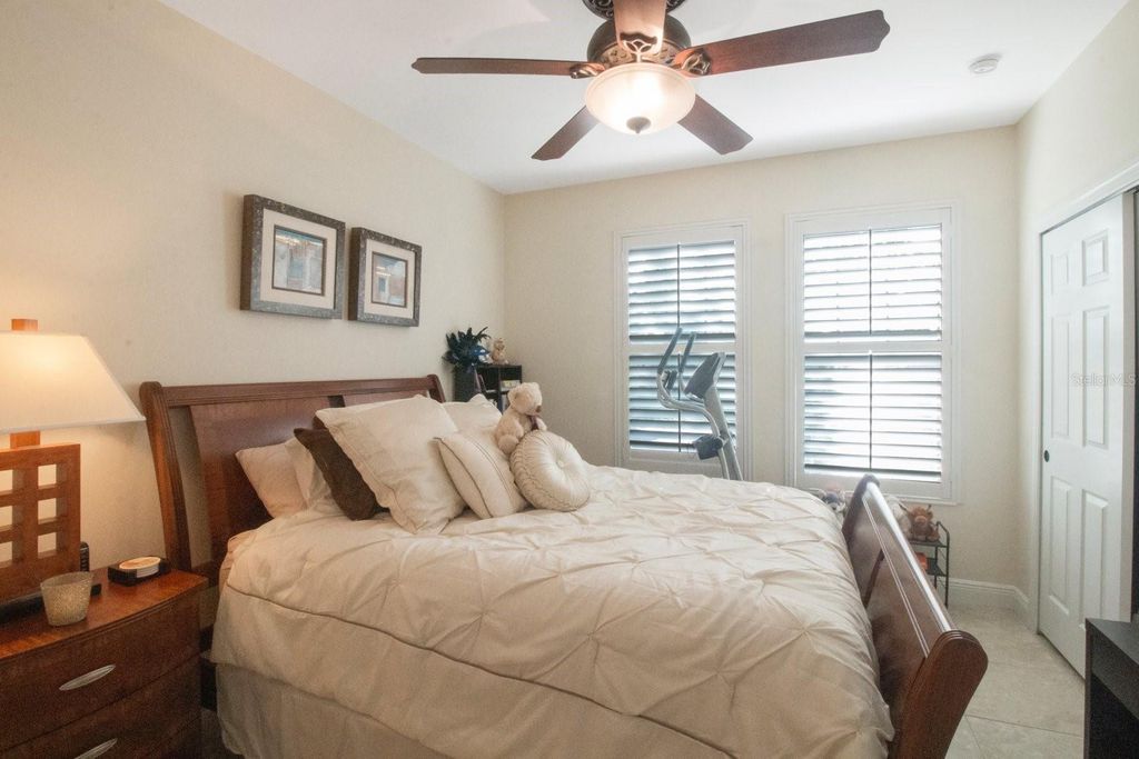 Image 30 of property listing at 4884 YACHT CLUB DRIVE, Tampa, FL 33616