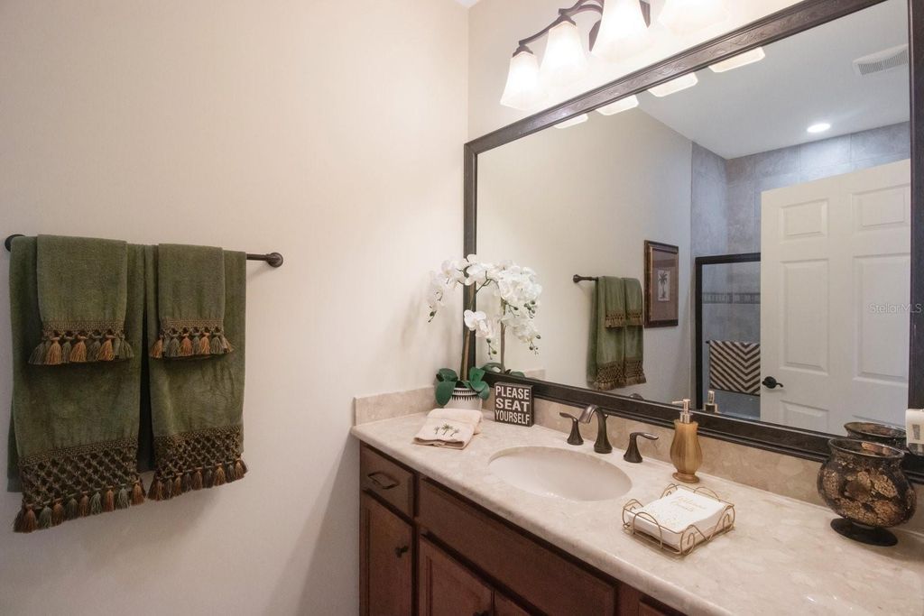 Image 31 of property listing at 4884 YACHT CLUB DRIVE, Tampa, FL 33616