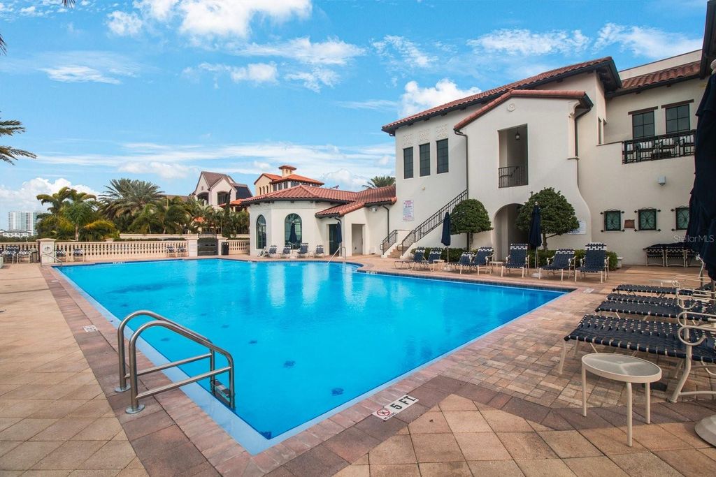 Image 37 of property listing at 4884 YACHT CLUB DRIVE, Tampa, FL 33616