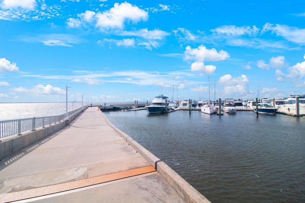 Image 39 of property listing at 4884 YACHT CLUB DRIVE, Tampa, FL 33616