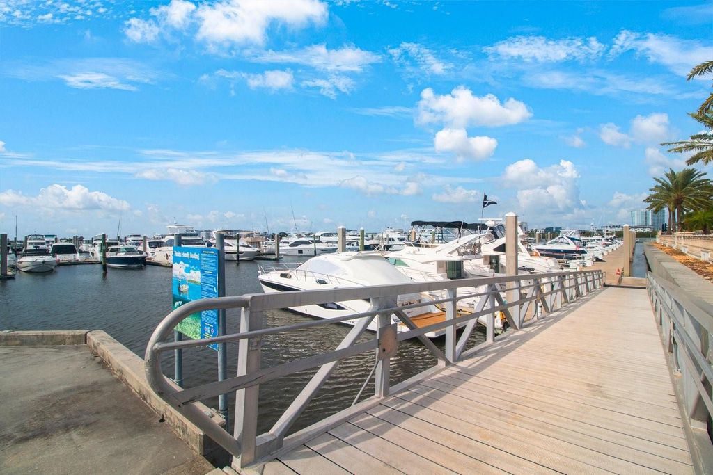 Image 40 of property listing at 4884 YACHT CLUB DRIVE, Tampa, FL 33616