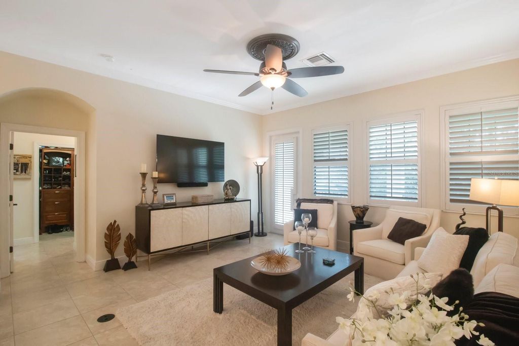 Image 5 of property listing at 4884 YACHT CLUB DRIVE, Tampa, FL 33616