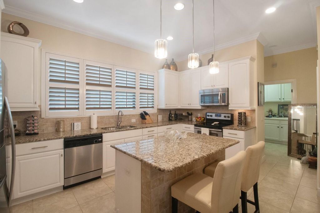Image 7 of property listing at 4884 YACHT CLUB DRIVE, Tampa, FL 33616