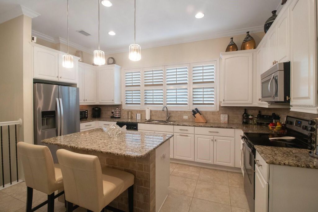 Image 8 of property listing at 4884 YACHT CLUB DRIVE, Tampa, FL 33616