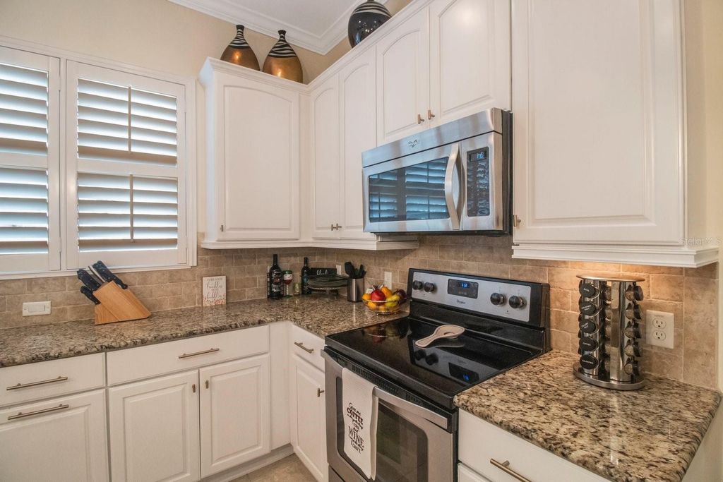 Image 10 of property listing at 4884 YACHT CLUB DRIVE, Tampa, FL 33616