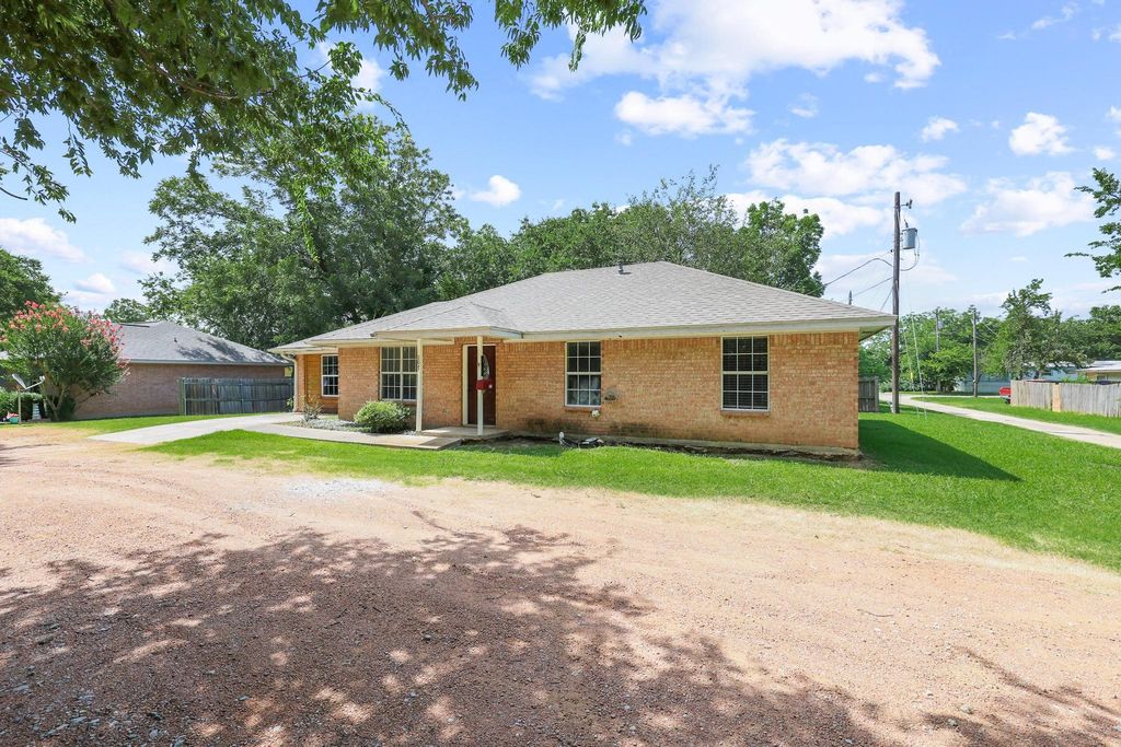 207 W South Street, Whitesboro, TX 76273