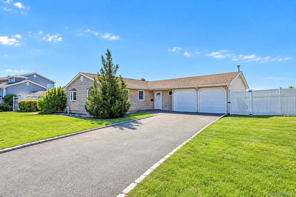 41 Shore Drive W, Copiague, NY 11726 — photo 2