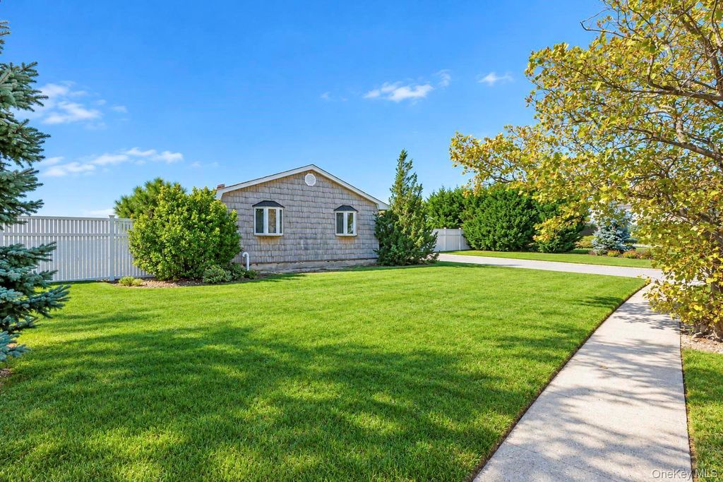 41 Shore Drive W, Copiague, NY 11726 — photo 3