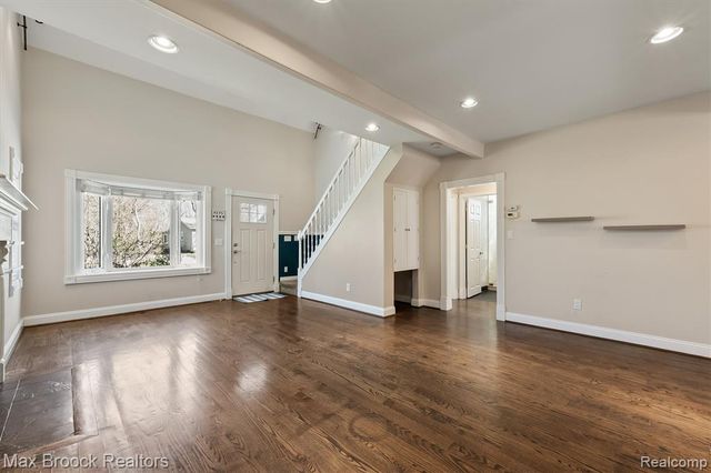 2375 Lakeside Drive, Highland, MI 48356