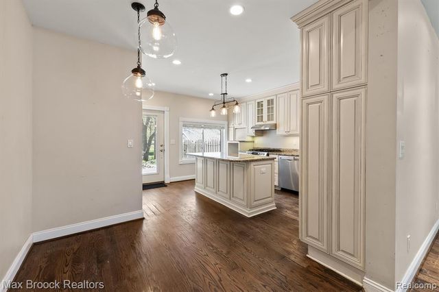 2375 Lakeside Drive, Highland, MI 48356