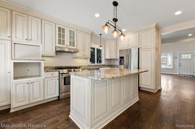2375 Lakeside Drive, Highland, MI 48356