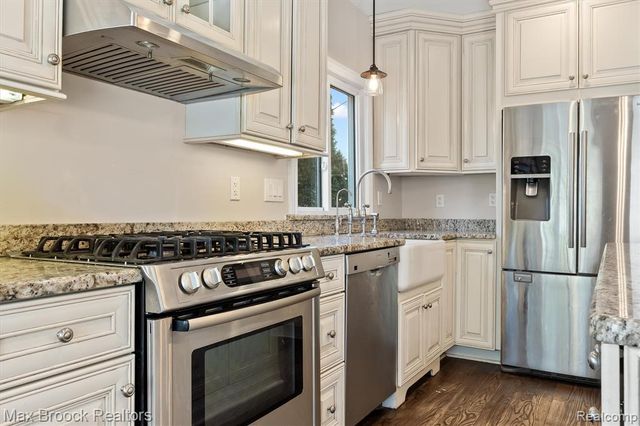 2375 Lakeside Drive, Highland, MI 48356