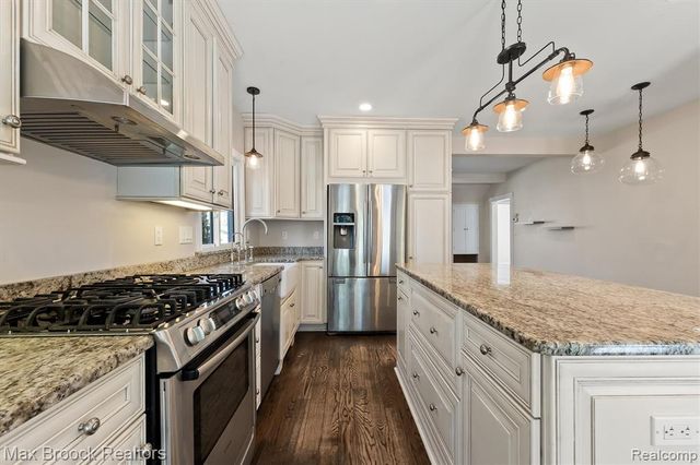 2375 Lakeside Drive, Highland, MI 48356
