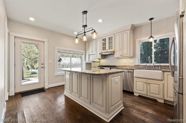 2375 Lakeside Drive, Highland, MI 48356