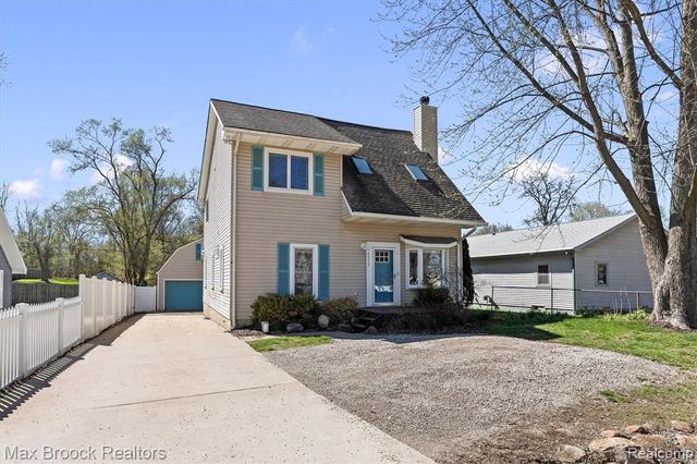2375 Lakeside Drive, Highland, MI 48356