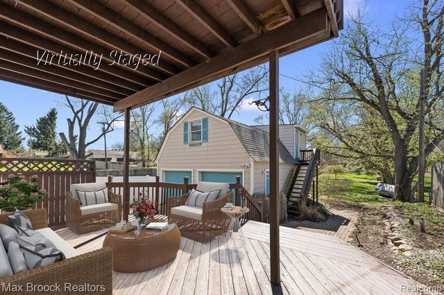 2375 Lakeside Drive, Highland, MI 48356
