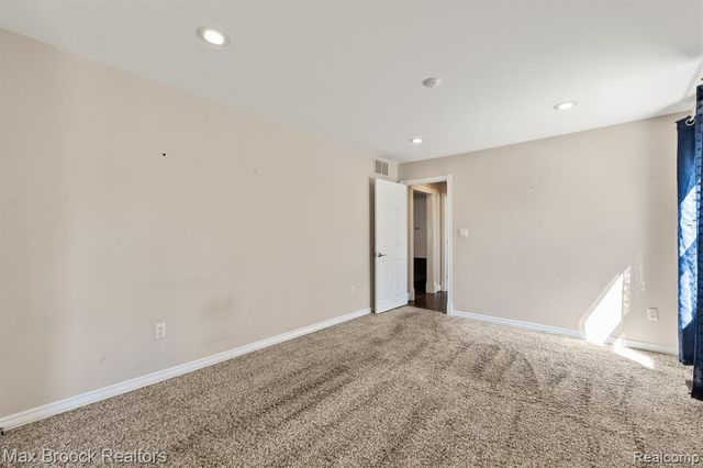 2375 Lakeside Drive, Highland, MI 48356