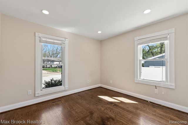 2375 Lakeside Drive, Highland, MI 48356