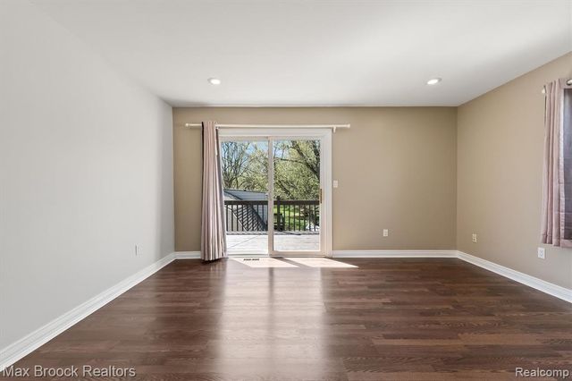 2375 Lakeside Drive, Highland, MI 48356