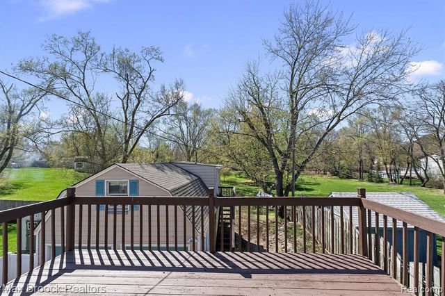 2375 Lakeside Drive, Highland, MI 48356