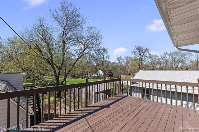 2375 Lakeside Drive, Highland, MI 48356