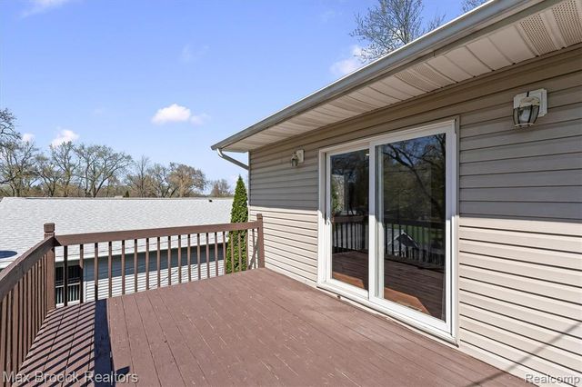 2375 Lakeside Drive, Highland, MI 48356
