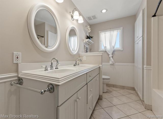 2375 Lakeside Drive, Highland, MI 48356