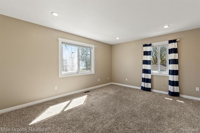 2375 Lakeside Drive, Highland, MI 48356