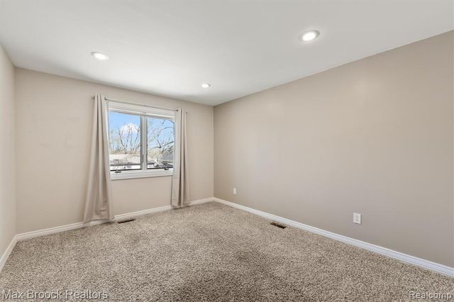 2375 Lakeside Drive, Highland, MI 48356
