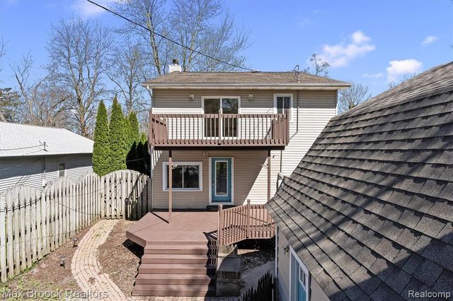 2375 Lakeside Drive, Highland, MI 48356