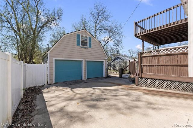 2375 Lakeside Drive, Highland, MI 48356