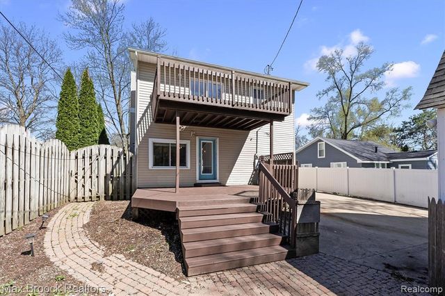 2375 Lakeside Drive, Highland, MI 48356
