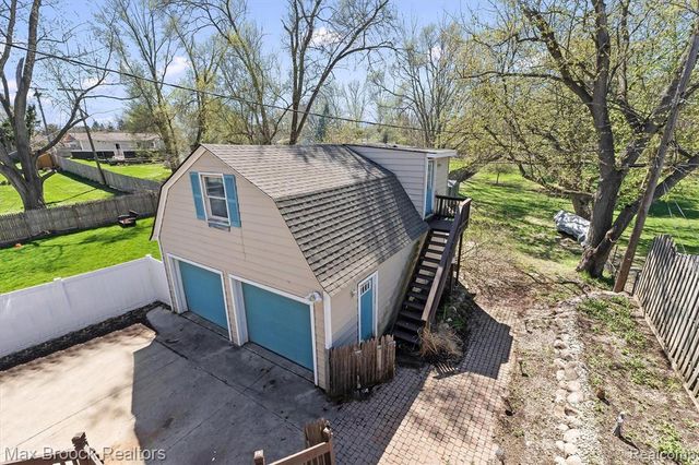 2375 Lakeside Drive, Highland, MI 48356