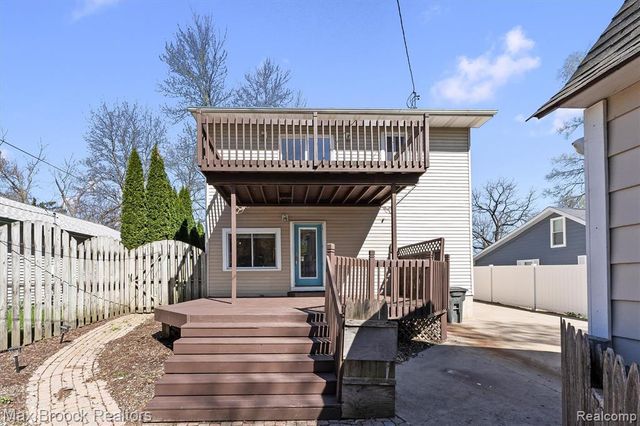 2375 Lakeside Drive, Highland, MI 48356