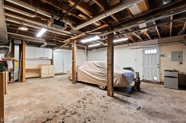 2375 Lakeside Drive, Highland, MI 48356