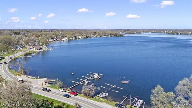 2375 Lakeside Drive, Highland, MI 48356