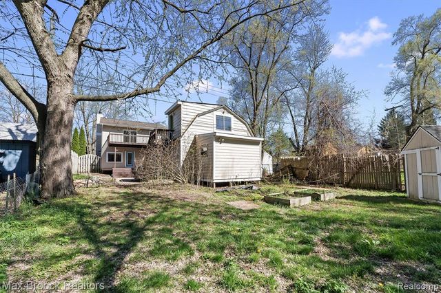 2375 Lakeside Drive, Highland, MI 48356