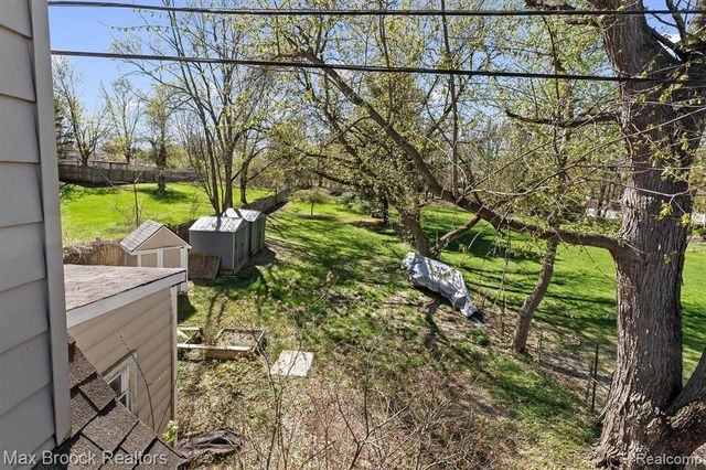 2375 Lakeside Drive, Highland, MI 48356