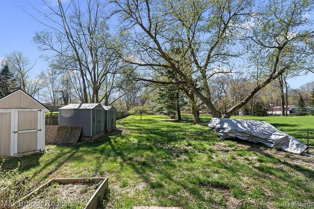 2375 Lakeside Drive, Highland, MI 48356