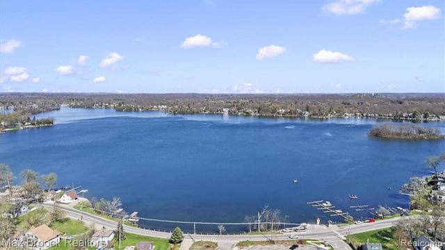 2375 Lakeside Drive, Highland, MI 48356