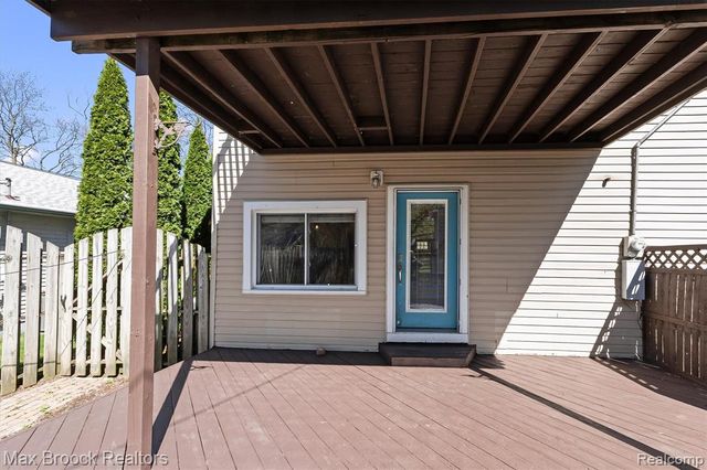 2375 Lakeside Drive, Highland, MI 48356