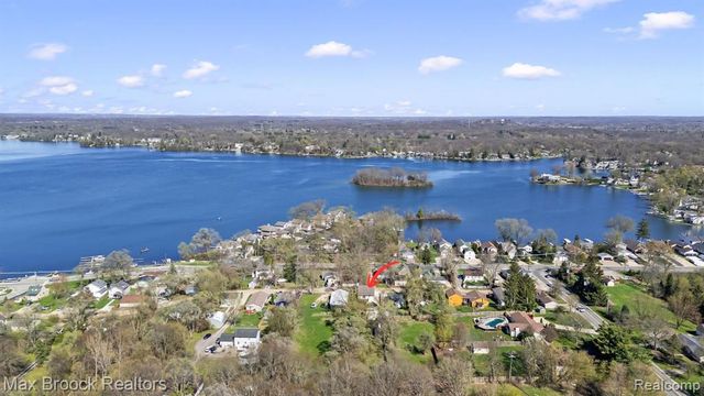 2375 Lakeside Drive, Highland, MI 48356