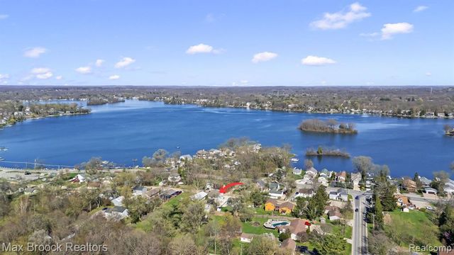 2375 Lakeside Drive, Highland, MI 48356