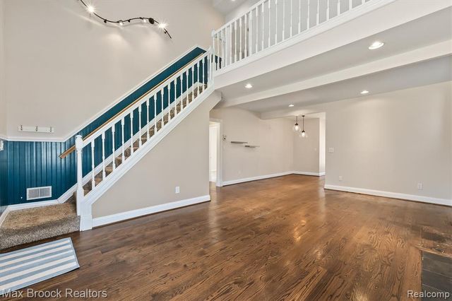 2375 Lakeside Drive, Highland, MI 48356