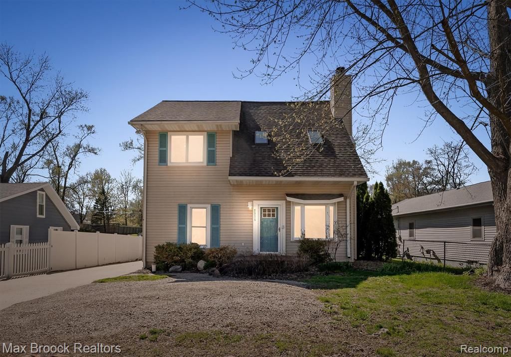 2375 Lakeside Drive, Highland, MI 48356