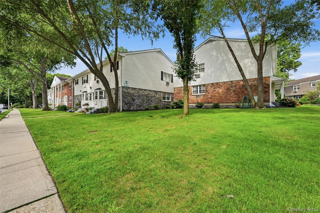 2310 Wilshire Lane 2310, Oakdale, NY 11769 — photo 3