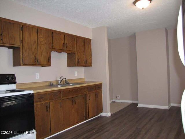 214 W Collins Ct, Louisville, KY 40214